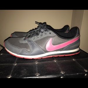 Nike women’s pink tennis shoes size 9